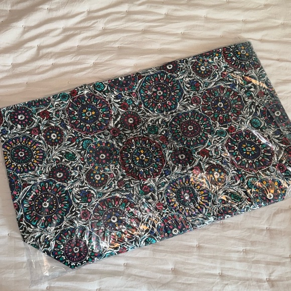 Vera Bradley Handbags - 🎁 NWT in original packaging, Vera Bradley Grand Tote in Stained Glass Medallion